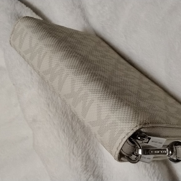 Michael Kors Winter White Leather Wristlet! Gray MK Pattern & Wristlet Strap! - Picture 2 of 9